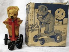 Alter Teddy auf Blechroller