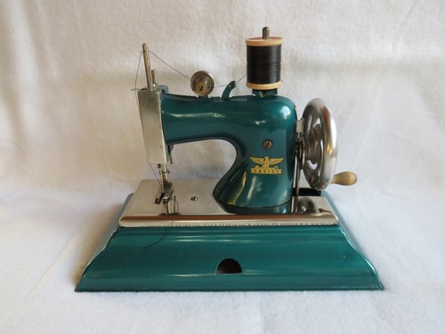 Alte kindernähmaschine aus - kindernähmaschine,
