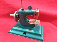 Alte grüne Kindernähmaschine