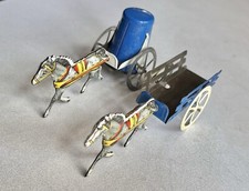 2x Pferd am zweirädrigen